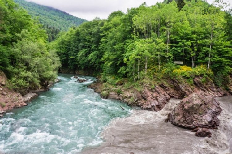 14 невероятных мест, где реки сливаются в одно целое