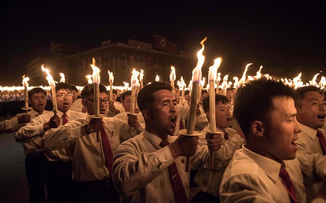 Веселое празднование съезда правящей партии в Северной Корее