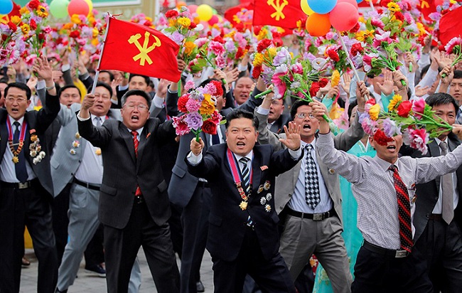 Веселое празднование съезда правящей партии в Северной Корее