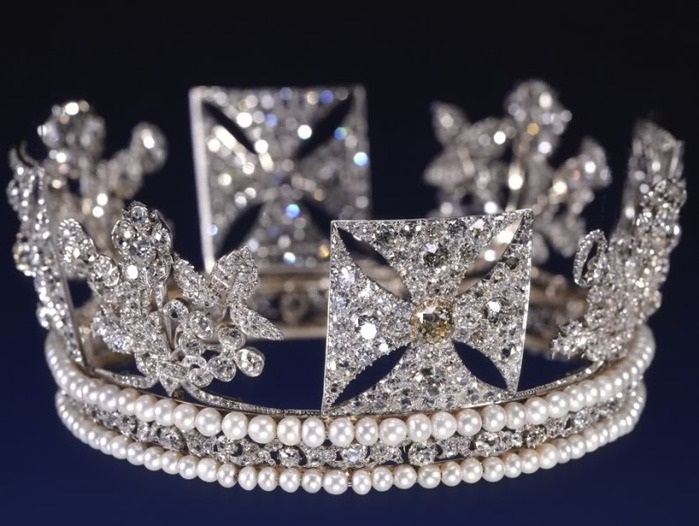 Драгоценности королевы: самые известные тиары и диадемы Елизаветы II (30 фото)