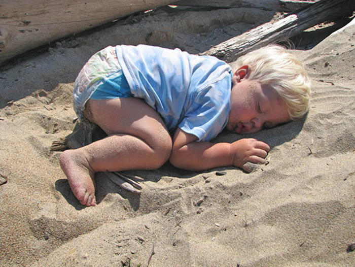 Дети и сон: 50 уморительных фотографий