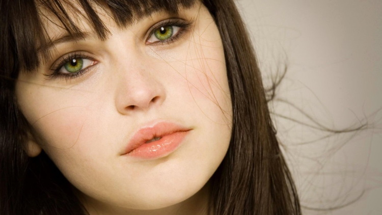 Красивые зеленые глаза у девушки фото