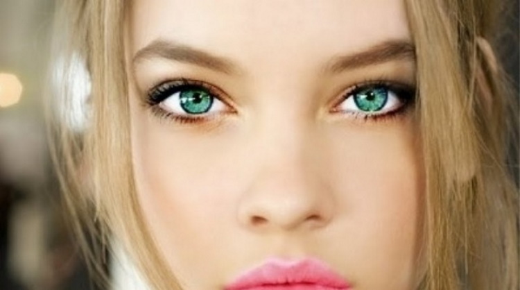 Красивые зеленые глаза у девушки фото