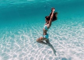 foto krasivykh devushek plavayushchikh pod vodoy